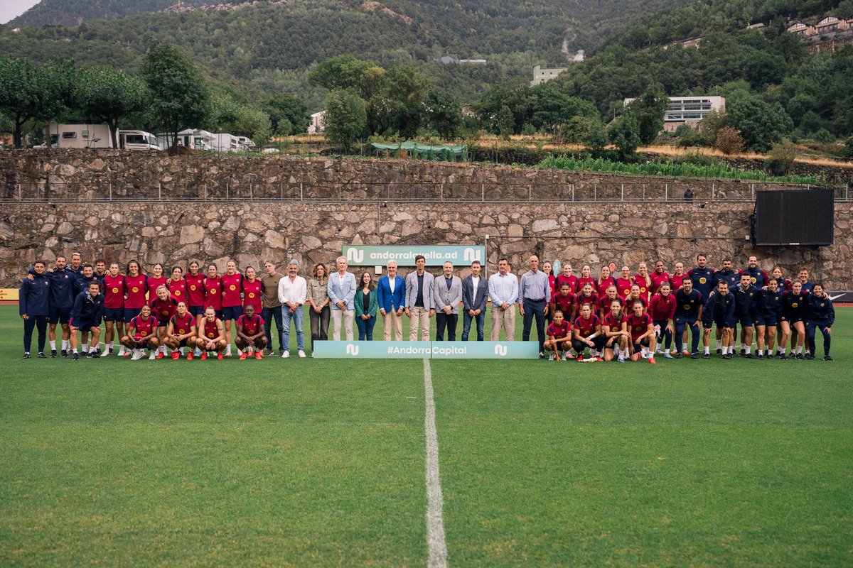 FCBfemeni's tweet photo. La presència institucional marca l'inici de l'stage del Barça Femení a Andorra la Vella.

🔗 https://t.co/ZhvdklTb8S https://t.co/QUfcnsTna4