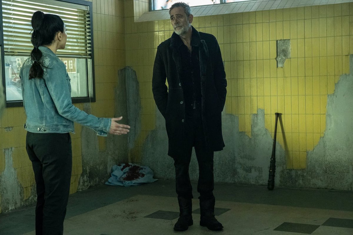 jeffreynewsbr's tweet photo. The Walking Dead: Dead City S03E03: "Emigrantes" - Maggie, Negan e sua nova comunidade recebem um transbordamento inesperado de sobreviventes. Também estrelado por Jimmi Simpson, Raúl Castillo, Aimee Garcia, Logan Kim e Michael Emery, o episódio deste fim de semana foi escrito por Mira Z. Barnum.