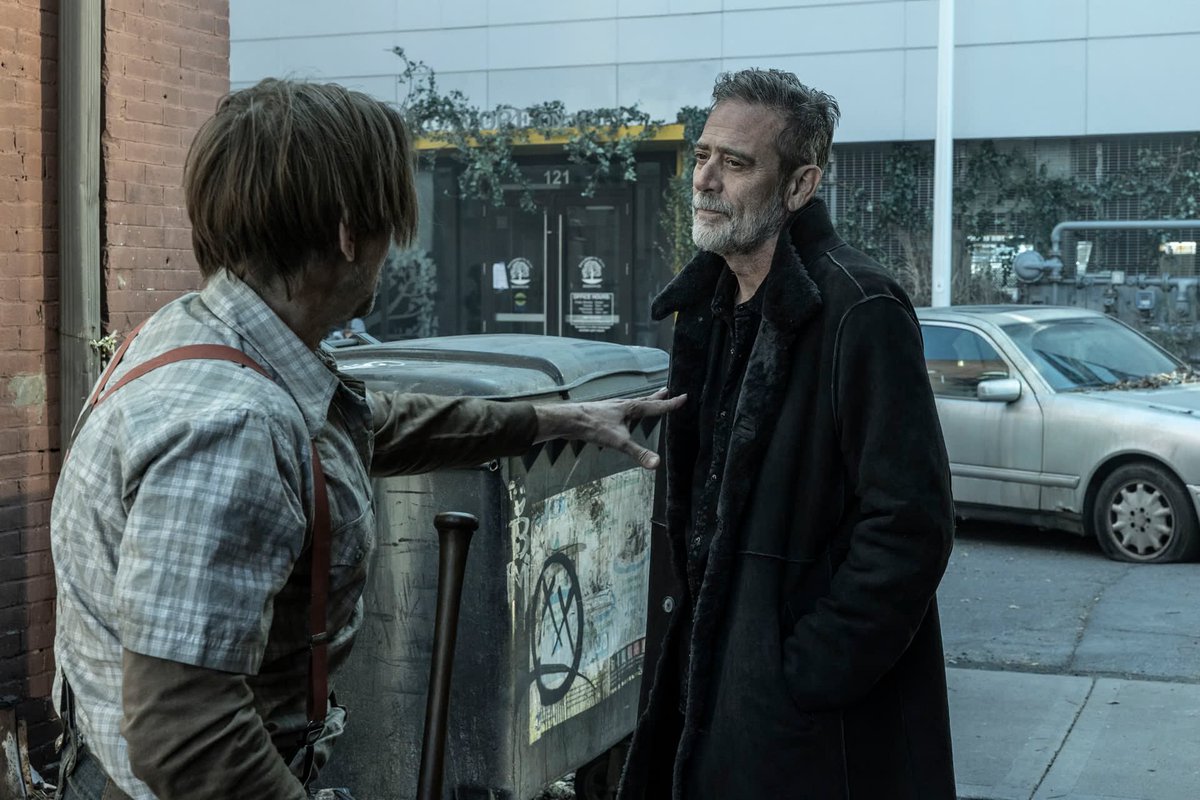jeffreynewsbr's tweet photo. The Walking Dead: Dead City S03E03: "Emigrantes" - Maggie, Negan e sua nova comunidade recebem um transbordamento inesperado de sobreviventes. Também estrelado por Jimmi Simpson, Raúl Castillo, Aimee Garcia, Logan Kim e Michael Emery, o episódio deste fim de semana foi escrito por Mira Z. Barnum.