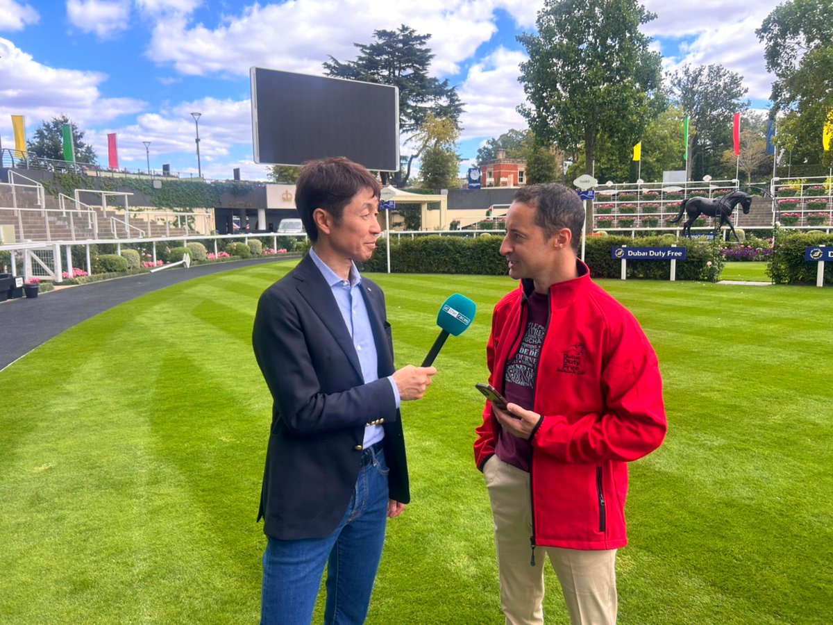 JRA_WorldRacing's tweet photo. 8/8(土)の🇬🇧アスコット競馬場@Ascotでは『シャーガーカップ』が開催🌻

毎年各国のトップ騎手がチーム対抗で腕を競うこの大会🏇
今年は🇯🇵JRA所属騎手として武豊騎手とC.ルメール騎手が参戦！
レース2日前の木曜日、取材イベントのため両騎手がひと足早く競馬場を訪れました📸
https://t.co/HRRkqdG16o https://t.co/f8yBv019zW