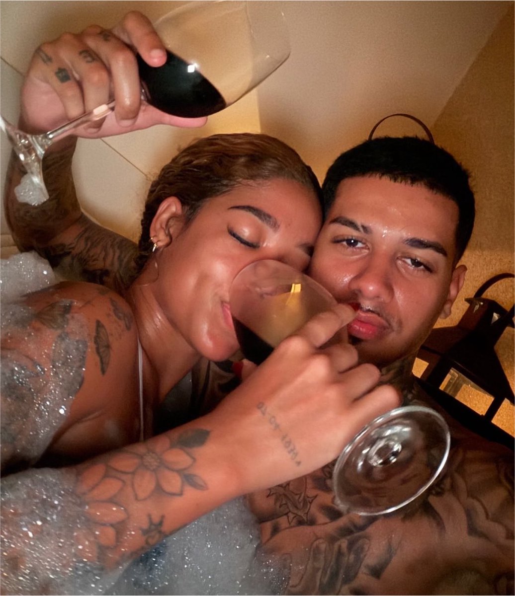 rindocasal's tweet photo. 🚨SOCORRO! A foto que o Dafuria postou com a Vivi Noronha: "Me sinto renovado" que DESCANSO hein! 😂 https://t.co/yHjGkAn1Mz