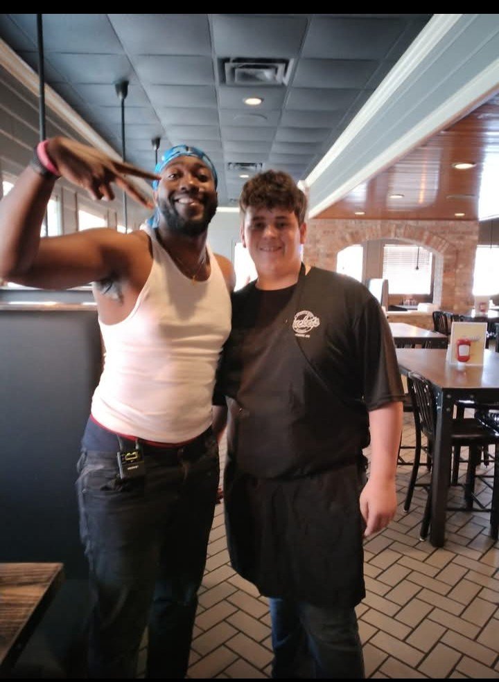 gracebethgg5's tweet photo. @senshi_real My brother met some YouTube celeb. I don't remember his name https://t.co/iVygL1rJuW