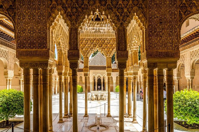 chirac1962's tweet photo. Architecture Marocaine 🇲🇦 en Espagne 
Vs
Architecture Espagnole 🇪🇸 au Maroc : https://t.co/6iXv3E0zG3