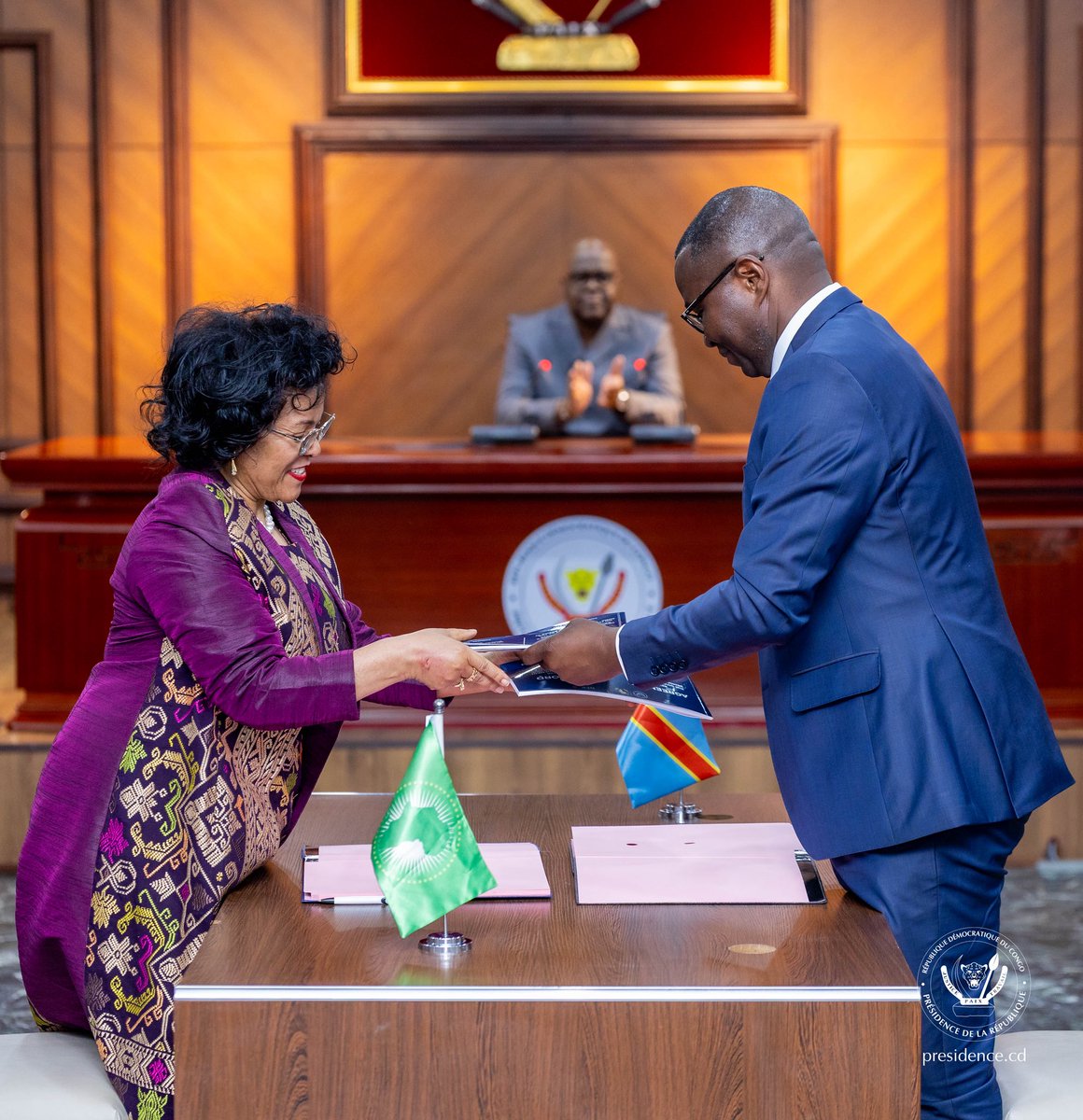 Presidence_RDC's tweet photo. Au cours d’une cérémonie solennelle organisée ce jeudi 6 août 2026 à la Cité de l’Union africaine, le Chef de l’État, Félix-Antoine Tshisekedi Tshilombo, a présidé la cérémonie de signature de l’accord relatif à l’établissement, à Kinshasa, du bureau-pays de l’Agence de développement de l’Union africaine–Nouveau Partenariat pour le développement de l’Afrique (AUDA-NEPAD).

La signature de cet important accord par le ministre du Commerce extérieur, Julien Paluku Kahongya, pour le compte du Gouvernement congolais, et la Secrétaire exécutive de l’AUDA-NEPAD, Dr Nardos Bekele-Thomas, a eu lieu en présence de la Première ministre, Judith Suminwa, de quelques membres du Gouvernement ainsi que des représentants d’institutions financières internationales.

« Ce bureau servira d’interface et de passerelle technique entre la RDC et l’Union africaine pour l’identification, l’intégration et le financement des grands projets nationaux en corrélation avec l’Agenda 2063 de l’Union africaine », a fait savoir le ministre du Commerce extérieur, Julien Paluku Kahongya, Envoyé spécial du Chef de l’État au comité de pilotage de l’AUDA-NEPAD depuis juin dernier. « Il devrait également contribuer à la mobilisation des partenaires pour le financement de ces projets intégrateurs, à l’instar du projet Grand Inga ou du Corridor de Lobito », a-t-il ajouté.

S’exprimant à cette occasion, Mme Nardos Bekele-Thomas a déclaré que « l’ouverture du bureau-pays de l’AUDA-NEPAD en RDC témoigne de l’engagement commun à accélérer la mise en œuvre de l’Agenda 2063 de l’Union africaine ».

L’AUDA-NEPAD est une agence technique de l’Union africaine créée pour coordonner et mettre en œuvre des projets de développement régionaux et continentaux prioritaires afin de promouvoir l’intégration régionale et d’accélérer la réalisation de l’Agenda 2063.