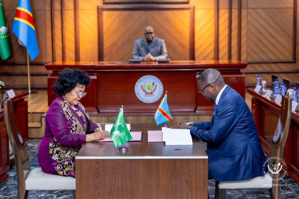 Presidence_RDC's tweet photo. Au cours d’une cérémonie solennelle organisée ce jeudi 6 août 2026 à la Cité de l’Union africaine, le Chef de l’État, Félix-Antoine Tshisekedi Tshilombo, a présidé la cérémonie de signature de l’accord relatif à l’établissement, à Kinshasa, du bureau-pays de l’Agence de développement de l’Union africaine–Nouveau Partenariat pour le développement de l’Afrique (AUDA-NEPAD).

La signature de cet important accord par le ministre du Commerce extérieur, Julien Paluku Kahongya, pour le compte du Gouvernement congolais, et la Secrétaire exécutive de l’AUDA-NEPAD, Dr Nardos Bekele-Thomas, a eu lieu en présence de la Première ministre, Judith Suminwa, de quelques membres du Gouvernement ainsi que des représentants d’institutions financières internationales.

« Ce bureau servira d’interface et de passerelle technique entre la RDC et l’Union africaine pour l’identification, l’intégration et le financement des grands projets nationaux en corrélation avec l’Agenda 2063 de l’Union africaine », a fait savoir le ministre du Commerce extérieur, Julien Paluku Kahongya, Envoyé spécial du Chef de l’État au comité de pilotage de l’AUDA-NEPAD depuis juin dernier. « Il devrait également contribuer à la mobilisation des partenaires pour le financement de ces projets intégrateurs, à l’instar du projet Grand Inga ou du Corridor de Lobito », a-t-il ajouté.

S’exprimant à cette occasion, Mme Nardos Bekele-Thomas a déclaré que « l’ouverture du bureau-pays de l’AUDA-NEPAD en RDC témoigne de l’engagement commun à accélérer la mise en œuvre de l’Agenda 2063 de l’Union africaine ».

L’AUDA-NEPAD est une agence technique de l’Union africaine créée pour coordonner et mettre en œuvre des projets de développement régionaux et continentaux prioritaires afin de promouvoir l’intégration régionale et d’accélérer la réalisation de l’Agenda 2063.
