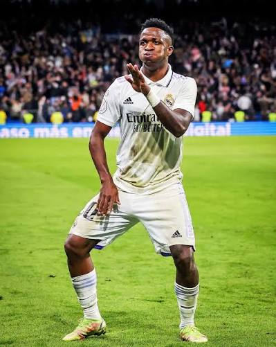 CuentaMister's tweet photo. ¡VINICIUS RENUEVA POR 6 AÑOS COBRANDO 50 MILLONES DE EUROS!🤑🤑🤑😱😱😱

Mientras todas las cavernas (la primera la catalana) siguen engañando a la gente poniendo la cantidad neta, la cantidad real es de finalmente 50 millonacos de euros para VINNI que se ha salido con la suya porque si bien no llegó a los 60 millones que pedía, pasa a tener un control mayor de sus derechos de imagen por lo que recibirá más dinero y el Real Trampas menos.

Vamos a ver cuánto le pagan a Bellingham en la próxima revisión. Mucho suelo deportivo van a tener que recalificar de seguir así... Oye @Tebasjavier ¿aquí nunca hay problemas de masa salarial no? 🤣🤣🤣🤣🤣🤣 Tranqui, mañana que te pongan un micro y nos cuentan la novedad de lo fatal que te llevas con Florentino!!