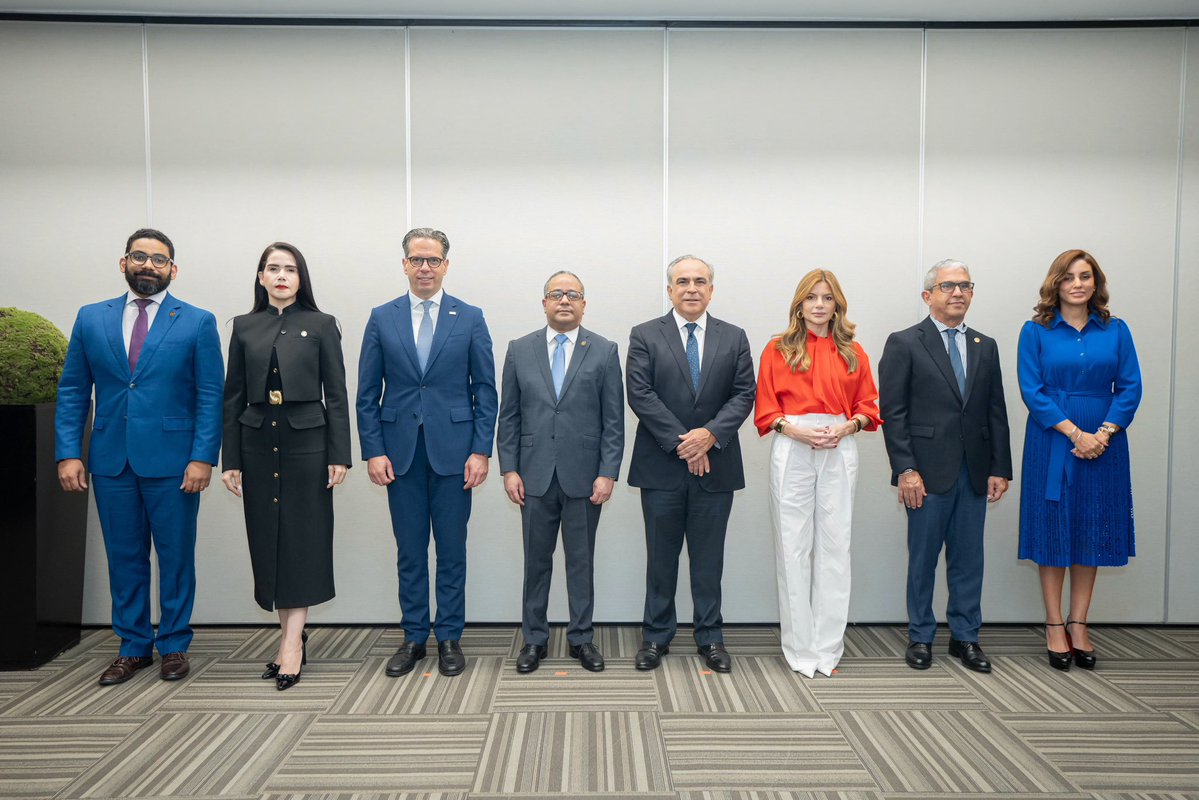 TribunalConstRD's tweet photo. Magistrados del #TCRD y miembros del @CONEP_RD sostuvieron un encuentro para intercambiar perspectivas sobre el papel de la justicia constitucional en el fortalecimiento del Estado de derecho, la seguridad jurídica y el desarrollo económico del país. https://t.co/dA31UCdrUp