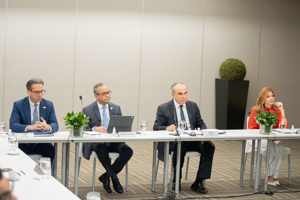TribunalConstRD's tweet photo. Magistrados del #TCRD y miembros del @CONEP_RD sostuvieron un encuentro para intercambiar perspectivas sobre el papel de la justicia constitucional en el fortalecimiento del Estado de derecho, la seguridad jurídica y el desarrollo económico del país. https://t.co/dA31UCdrUp