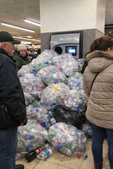 goorsky_pl's tweet photo. Dlaczego pracownicy marketów muszą zajmować się obsługą i opróżnianiem butelkomatów? Czy mają za to jakieś dodatki? Czy firmy które wstawiają te urządzania nie powinni mieć swoich ludzi skoro zgarniają miliony złotych? 🤔 https://t.co/bLs7U0M63z