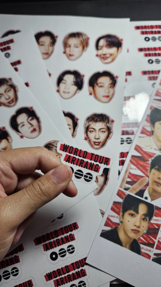 mnuh94's tweet photo. Comecei a fazer meus freebies para o dia do show, só não tenho muita noção de quantos fazer https://t.co/zAw74t2YWQ