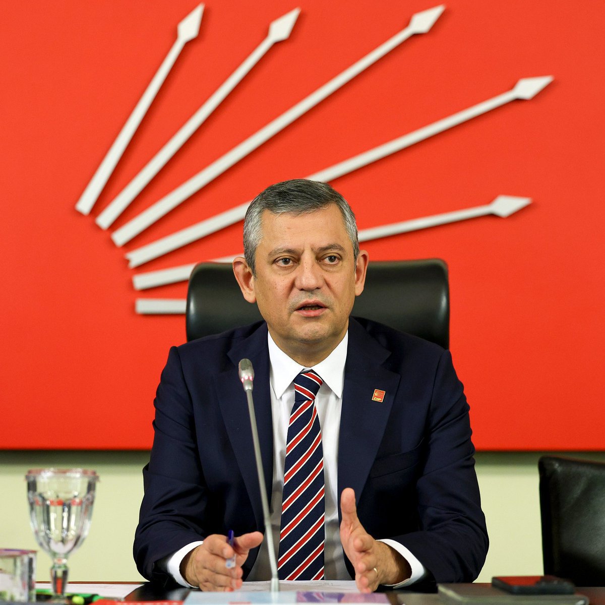 muhendisyenn's tweet photo. Özgür Özel ve ekibinin olduğunu partiye oy verir misiniz? https://t.co/2q4FrJacWV