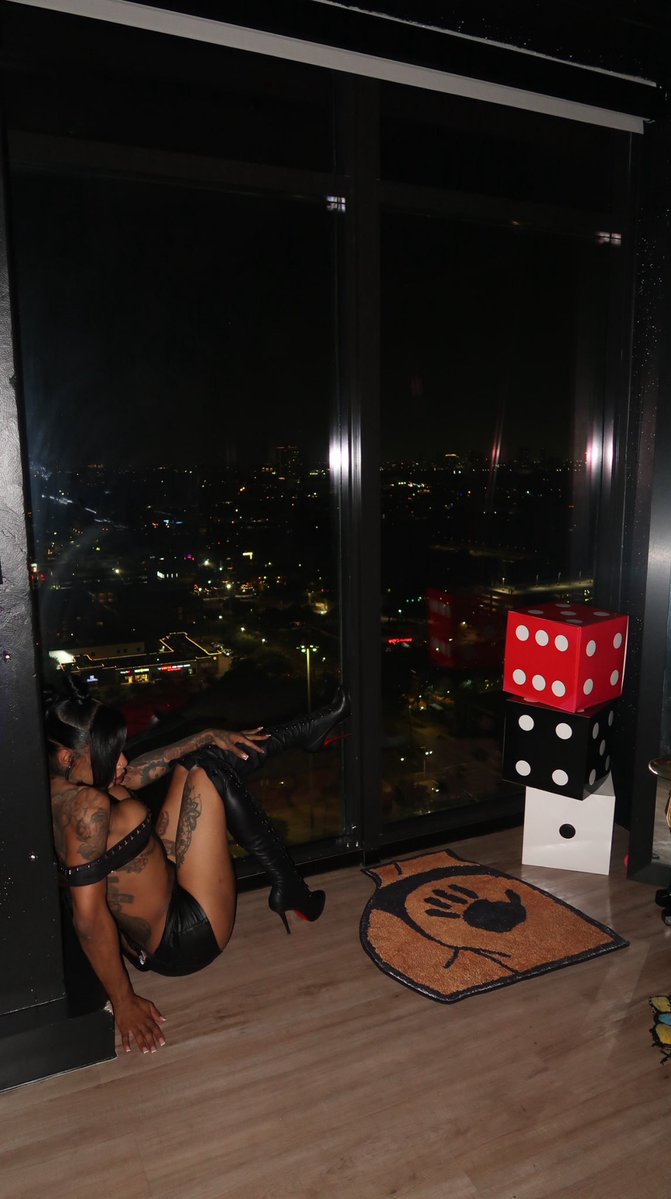 playmatekandii's tweet photo. Top floor🌃, Dipped in All Black🖤, All For You. . . https://t.co/YNIx89VzNi