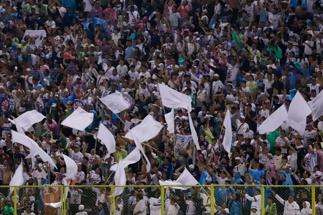 LaMurga_tv's tweet photo. Barrabrava 96 y La Ultra Blanca, carnaval colorido anoche en las tribunas del Cuscatlán.

Alianza FC - Herediano

05/08/2026 https://t.co/c59PCt0sXz