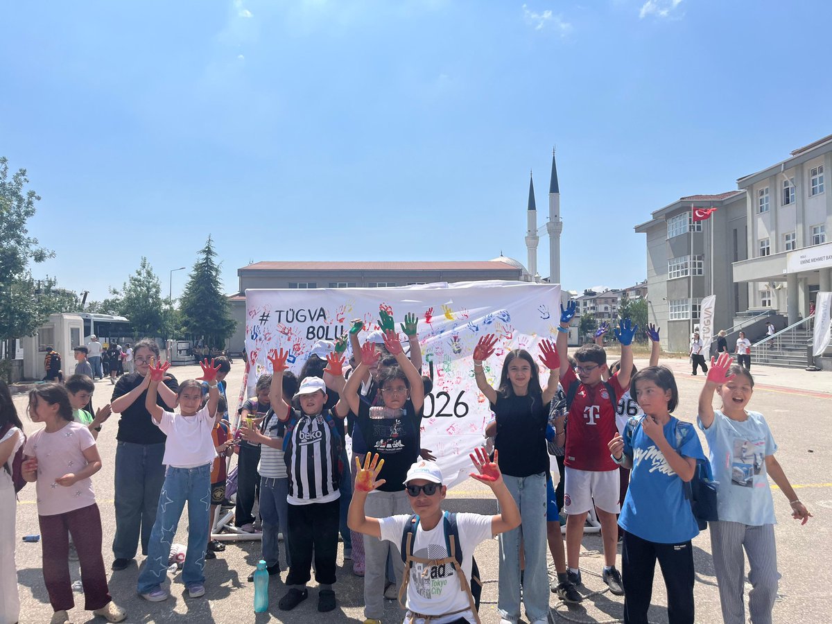 tugvabolu's tweet photo. 📍 TÜGVA BOLU YAZ OKULU ŞENLİĞİ 🎉🍉

Yaz Okulumuzun en renkli günlerinden birini geride bıraktık.

Karpuz, limonata, çuval yarışı, halat çekme, el boyama ve birbirinden eğlenceli etkinliklerle çocuklarımızın neşesine ortak olduk.

Yüzlerde tebessüm, gönüllerde TÜGVA 💙🤍 https://t.co/8sHJcT5N9t