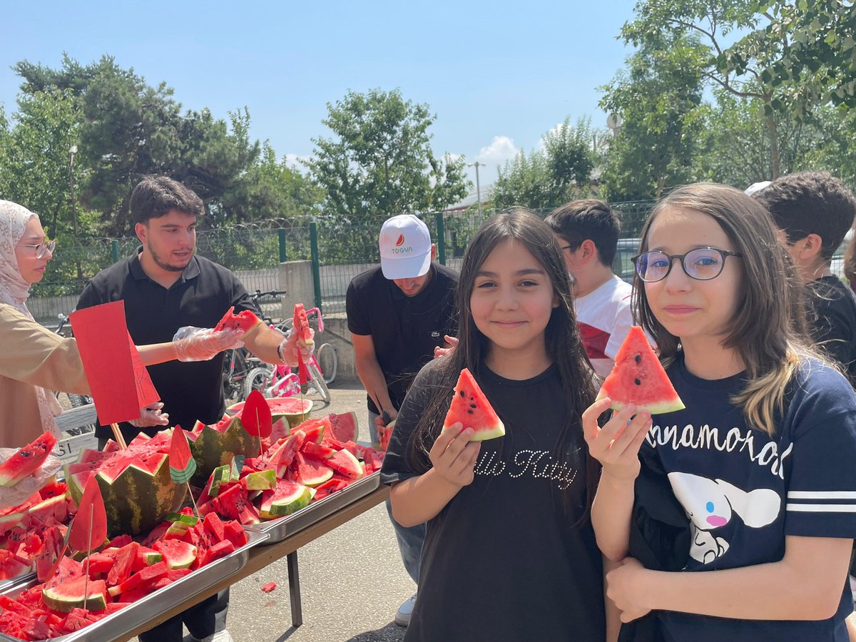tugvabolu's tweet photo. 📍 TÜGVA BOLU YAZ OKULU ŞENLİĞİ 🎉🍉

Yaz Okulumuzun en renkli günlerinden birini geride bıraktık.

Karpuz, limonata, çuval yarışı, halat çekme, el boyama ve birbirinden eğlenceli etkinliklerle çocuklarımızın neşesine ortak olduk.

Yüzlerde tebessüm, gönüllerde TÜGVA 💙🤍 https://t.co/8sHJcT5N9t