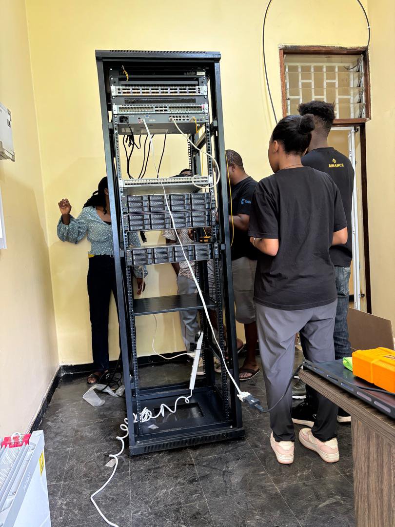 U1emu's tweet photo. @Razercogn @ChancyTausi @TawongaN54300 @Blac_Zetsu @minds_hd It’s incredible to see how this foundation is now helping optimize transit and improve QoS for Malawi. Big things start with strong foundations. #TechInAfrica #LIONEX https://t.co/bD8RbdmOT6