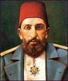 TOPRAK_2_'s tweet photo. 'Osmanlıcı'ların çok iyi okumaları dileğiyle...
ABDÜLHAMİD
Atatürk'ün mareşal üniformalı tablosunu depoya kaldırtan TBMM başkanı İsmail Kahraman, Dolmabahçe Sarayı'nda padişah Abdülhamid'i anma sempozyumu düzenledi. “Ne yazık ki tarihi ve kültürel miras bilinmiyor, özellikle gençler bilmiyor, unutturuluyor, hükümdarımız Abdülhamid'e vefa borcumuz var” dedi.
*
Bence de öyle.
*
Mesela, bu topraklardaki ilk “rakı”fabrikası Abdülhamid döneminde kuruldu. Şahsen büyük vefa borcum var.
*
(Kendini yeni osmanlı filan zanneden İsmail Kahramangiller, rakının 19 Mayıs 1919'da icat edildiğini zanneder ama… İlk rakı fabrikası Cumhuriyet'ten 22 sene önce kuruldu. Hem de, bizzat Abdülhamid'in başmabeyincisi Sarıcazade Ragıp Paşa tarafından Tekirdağ'da kuruldu. Padişahın isteği, şeyhülislam'ın onayıyla kuruldu. O dönemin en meşhur markaları, Deniz Kızı Rakısı ve Üzüm Kızı Rakısı'ydı. Deniz Kızı Rakısı'nın asıl ismi Tenedos Rakısı'ydı ama, etiketinde güzeller güzeli bir deniz kızı resmi olduğu için, ahalimiz Deniz Kızı Rakısı diyordu. Abdülhamid döneminde üretilen tüm rakı markalarının etiketinde, kız resimleri kullanılıyordu.)
*
Peki, bu topraklardaki ilk “bira” fabrikası kimin döneminde kuruldu? Gene Abdülhamid döneminde kuruldu. Gel de vefa borcu hissetme birader.
*
(Cumhuriyet'i kuranlara “ayyaş” diyorlar ama… Abdülhamid döneminde, yılda 10 milyon litre bira tüketiliyordu. Cumhuriyet bu rakama, yani Osmanlı'nın içtiği kadar biraya, anca 1940'lı yıllarda ulaşabildi. Henüz bira fabrikası kurulmadan önce, övünmek gibi olmasın, Osmanlı'da ilk birahane İzmir'de açıldı. Birahanelerin açılma iznini veren de, Abdülhamid'in babası Abdülmecid'ti.)
*
Osmanlı'nın ilk “şampanya” fabrikası da Abdülhamid döneminde kuruldu. Resmi, mühürlü evrak var, Abdülhamid'in izniyle kuruldu.
*
(Abdülhamid şampanya fabrikası kurdurduğunda, elitler kurdu denilen Cumhuriyet'in kurulmasına 30 sene vardı. Şampanya fabrikasını, musevi Alatini kardeşler kurdu. Abdülhamid hazretleri, bu Alatini kardeşleri madalyayla ödüllendirdi, kendi elleriyle, bir değil, iki değil, üç defa “Mecidi Nişanı” taktı. Musevi Alatini kardeşlerle öylesine cankuştu ki, tahttan indirilip Selanik'e gönderildiğinde, üç sene boyunca, Alatini ailesine ait Alatini Köşkü'nde kaldı.)
*
Abdülhamid efendimiz, rakı, bira ve şampanya fabrikası kurdurdu ama, kendisi “rom” tercih ederdi. Bizzat torunu Osman Ertuğrul televizyonda anlattı: “Dedem rom içerdi, babama söylerdi, bak ben bunu içiyorum, çünkü bu yasak değil, Kuran'a bak, orada şarap diyor, şekerden yapılanın bahsi geçmiyor derdi.”
*
Acayip “sigara” içerdi Abdülhamid… Birini yakar, birini söndürür, vapur gibi tüttürürdü. Saraydaki işi sadece sigara sarmak olan özel ustalar vardı. Kızlarının hatıralarında yazıyor, sürgüne giderken, bavullara en önce sigara paketleri doldurulmuştu.
*
(Türk tütünüyle yapılan Amerikan sigarası Ateshian'ın tiryakisiydi. Chicago'da üretilen bu sigara, New York, Boston ve San Fransisco'nun yanısıra İstanbul ve Kahire'de satılıyordu. Hatta, Ateshian firması, 1900'lerin başında Amerikan gazetelerine verdiği reklamlarda “Türk sultanı Abdülhamid'in içtiği sigarayı için” sloganını kullanıyordu. Bu reklamlarda “haremde, oryantal giysiler içinde sigara içen, saçı açık, hatta göbeği görünen, seksapel bir kadın” resmi kullanılıyordu. Paketi 25 cent'ti.)
*
Abdülhamid'in en önemli tarihi ve kültürel miraslarından biri ise… Bu topraklardaki ilk “kerhane”yi açtırmasıydı.
*
(Fuhuş elbette vardı, şehre yayılmasını önlemek, kontrol altına alabilmek için, varlıklarını ticarethane olarak sürdürmelerini sağladı. Acem'in hanesi, Alaycı Kadri'nin hanesi, Keseci Hürmüz'ün hanesi, Langa Fatma'nın hanesi gibi evler vardı, zaptiye rüşvet alıyor, göz yumuyordu. Abdülhamid buna son verdi. İstanbul Karaköy'deki Zürefa Sokak'ı hizmete açtırdı. Bugün hayvan zannedip zürafa sokak diyorlar, aslında zürefa'dır, Osmanlıcadır, lezbiyen anlamına gelir. Kendini muhafazakar zannedenler inanmakta güçlük çekecektir ama, bu topraklar kerhane kültürünün kurumsallaşmasını Abdülhamid'e borçludur.)
*
Ha bu arada…
Binlerce yurtseveri Fizan'a Yemen'e sürgün etmiş, zindanlarda boğdurmuş, hafiyeleriyle jurnallerle 33 sene kan kusturmuş, Mısır'ı Tunus'u Kıbrıs'ı Sırbistan'ı Karadağ'ı Romanya'yı, toplam 1.5 milyon kilometrekare toprağı kaybetmiş, tarihçilerin bileceği iştir… Ben kendi payıma, vefa borcumuzu ödemek için “hayırlı” faaliyetlerini yazıyorum!
*
Dolayısıyla…
“Gençlerimiz tarihi ve kültürel mirası bilmiyor, kendisine vefa borcumuz var” diyerek, Abdülhamid'i parlatmaya çalışan İsmail Kahraman'ı hakikaten tebrik ediyorum.
*
Padişahımızın doğum günü vesilesiyle düzenlenen sempozyuma, eskort kızlar çağırıp, şampanya ve rom servisi yaparsanız dört dörtlük olur yani… Ben bile iki duble atmaya gelirim gari.
Alıntıdır...