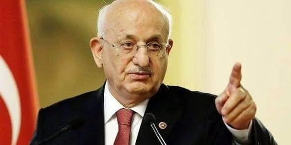 TOPRAK_2_'s tweet photo. 'Osmanlıcı'ların çok iyi okumaları dileğiyle...
ABDÜLHAMİD
Atatürk'ün mareşal üniformalı tablosunu depoya kaldırtan TBMM başkanı İsmail Kahraman, Dolmabahçe Sarayı'nda padişah Abdülhamid'i anma sempozyumu düzenledi. “Ne yazık ki tarihi ve kültürel miras bilinmiyor, özellikle gençler bilmiyor, unutturuluyor, hükümdarımız Abdülhamid'e vefa borcumuz var” dedi.
*
Bence de öyle.
*
Mesela, bu topraklardaki ilk “rakı”fabrikası Abdülhamid döneminde kuruldu. Şahsen büyük vefa borcum var.
*
(Kendini yeni osmanlı filan zanneden İsmail Kahramangiller, rakının 19 Mayıs 1919'da icat edildiğini zanneder ama… İlk rakı fabrikası Cumhuriyet'ten 22 sene önce kuruldu. Hem de, bizzat Abdülhamid'in başmabeyincisi Sarıcazade Ragıp Paşa tarafından Tekirdağ'da kuruldu. Padişahın isteği, şeyhülislam'ın onayıyla kuruldu. O dönemin en meşhur markaları, Deniz Kızı Rakısı ve Üzüm Kızı Rakısı'ydı. Deniz Kızı Rakısı'nın asıl ismi Tenedos Rakısı'ydı ama, etiketinde güzeller güzeli bir deniz kızı resmi olduğu için, ahalimiz Deniz Kızı Rakısı diyordu. Abdülhamid döneminde üretilen tüm rakı markalarının etiketinde, kız resimleri kullanılıyordu.)
*
Peki, bu topraklardaki ilk “bira” fabrikası kimin döneminde kuruldu? Gene Abdülhamid döneminde kuruldu. Gel de vefa borcu hissetme birader.
*
(Cumhuriyet'i kuranlara “ayyaş” diyorlar ama… Abdülhamid döneminde, yılda 10 milyon litre bira tüketiliyordu. Cumhuriyet bu rakama, yani Osmanlı'nın içtiği kadar biraya, anca 1940'lı yıllarda ulaşabildi. Henüz bira fabrikası kurulmadan önce, övünmek gibi olmasın, Osmanlı'da ilk birahane İzmir'de açıldı. Birahanelerin açılma iznini veren de, Abdülhamid'in babası Abdülmecid'ti.)
*
Osmanlı'nın ilk “şampanya” fabrikası da Abdülhamid döneminde kuruldu. Resmi, mühürlü evrak var, Abdülhamid'in izniyle kuruldu.
*
(Abdülhamid şampanya fabrikası kurdurduğunda, elitler kurdu denilen Cumhuriyet'in kurulmasına 30 sene vardı. Şampanya fabrikasını, musevi Alatini kardeşler kurdu. Abdülhamid hazretleri, bu Alatini kardeşleri madalyayla ödüllendirdi, kendi elleriyle, bir değil, iki değil, üç defa “Mecidi Nişanı” taktı. Musevi Alatini kardeşlerle öylesine cankuştu ki, tahttan indirilip Selanik'e gönderildiğinde, üç sene boyunca, Alatini ailesine ait Alatini Köşkü'nde kaldı.)
*
Abdülhamid efendimiz, rakı, bira ve şampanya fabrikası kurdurdu ama, kendisi “rom” tercih ederdi. Bizzat torunu Osman Ertuğrul televizyonda anlattı: “Dedem rom içerdi, babama söylerdi, bak ben bunu içiyorum, çünkü bu yasak değil, Kuran'a bak, orada şarap diyor, şekerden yapılanın bahsi geçmiyor derdi.”
*
Acayip “sigara” içerdi Abdülhamid… Birini yakar, birini söndürür, vapur gibi tüttürürdü. Saraydaki işi sadece sigara sarmak olan özel ustalar vardı. Kızlarının hatıralarında yazıyor, sürgüne giderken, bavullara en önce sigara paketleri doldurulmuştu.
*
(Türk tütünüyle yapılan Amerikan sigarası Ateshian'ın tiryakisiydi. Chicago'da üretilen bu sigara, New York, Boston ve San Fransisco'nun yanısıra İstanbul ve Kahire'de satılıyordu. Hatta, Ateshian firması, 1900'lerin başında Amerikan gazetelerine verdiği reklamlarda “Türk sultanı Abdülhamid'in içtiği sigarayı için” sloganını kullanıyordu. Bu reklamlarda “haremde, oryantal giysiler içinde sigara içen, saçı açık, hatta göbeği görünen, seksapel bir kadın” resmi kullanılıyordu. Paketi 25 cent'ti.)
*
Abdülhamid'in en önemli tarihi ve kültürel miraslarından biri ise… Bu topraklardaki ilk “kerhane”yi açtırmasıydı.
*
(Fuhuş elbette vardı, şehre yayılmasını önlemek, kontrol altına alabilmek için, varlıklarını ticarethane olarak sürdürmelerini sağladı. Acem'in hanesi, Alaycı Kadri'nin hanesi, Keseci Hürmüz'ün hanesi, Langa Fatma'nın hanesi gibi evler vardı, zaptiye rüşvet alıyor, göz yumuyordu. Abdülhamid buna son verdi. İstanbul Karaköy'deki Zürefa Sokak'ı hizmete açtırdı. Bugün hayvan zannedip zürafa sokak diyorlar, aslında zürefa'dır, Osmanlıcadır, lezbiyen anlamına gelir. Kendini muhafazakar zannedenler inanmakta güçlük çekecektir ama, bu topraklar kerhane kültürünün kurumsallaşmasını Abdülhamid'e borçludur.)
*
Ha bu arada…
Binlerce yurtseveri Fizan'a Yemen'e sürgün etmiş, zindanlarda boğdurmuş, hafiyeleriyle jurnallerle 33 sene kan kusturmuş, Mısır'ı Tunus'u Kıbrıs'ı Sırbistan'ı Karadağ'ı Romanya'yı, toplam 1.5 milyon kilometrekare toprağı kaybetmiş, tarihçilerin bileceği iştir… Ben kendi payıma, vefa borcumuzu ödemek için “hayırlı” faaliyetlerini yazıyorum!
*
Dolayısıyla…
“Gençlerimiz tarihi ve kültürel mirası bilmiyor, kendisine vefa borcumuz var” diyerek, Abdülhamid'i parlatmaya çalışan İsmail Kahraman'ı hakikaten tebrik ediyorum.
*
Padişahımızın doğum günü vesilesiyle düzenlenen sempozyuma, eskort kızlar çağırıp, şampanya ve rom servisi yaparsanız dört dörtlük olur yani… Ben bile iki duble atmaya gelirim gari.
Alıntıdır...