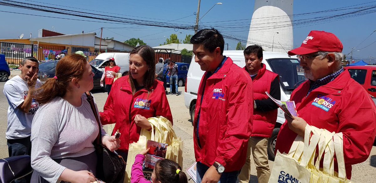 fotohistoriacl's tweet photo. Camila Flores y Percy Marin buscando votos en una feria. 2017. https://t.co/azROtUrvtJ