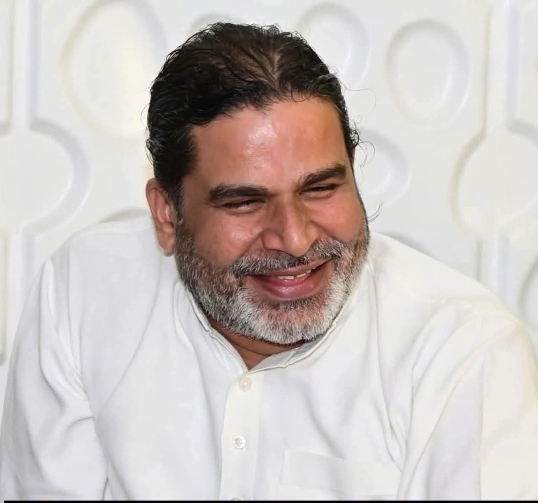 MrigendraSpeaks's tweet photo. बांकीपुर जीत के बाद अचानक मुंबई पहुंचे प्रशांत किशोर, NCP प्रमुख सुनेत्रा पवार से किया मुलाकात....!!

बिहार की राजधानी पटना के बांकीपुर विधानसभा उपचुनाव में जीत दर्ज करने के बाद जन सुराज के संस्थापक प्रशांत किशोर बुधवार देर रात अचानक मुंबई पहुंच गए. यहां उन्होंने महाराष्ट्र की उपमुख्यमंत्री और राष्ट्रवादी कांग्रेस पार्टी (एनसीपी-अजित पवार गुट) की राष्ट्रीय अध्यक्ष सुनेत्रा पवार से मुलाकात की.

 इस बैठक के बाद महाराष्ट्र और बिहार, दोनों राज्यों के राजनीतिक गलियारों में नई चर्चाओं का दौर शुरू हो गया है. यह मुलाकात मुंबई स्थित 'देवगिरी' बंगले में हुई. 

बैठक में एनसीपी सांसद पार्थ पवार भी मौजूद रहे.प्रशांत किशोर का यह दौरा इसलिए भी महत्वपूर्ण माना जा रहा है क्योंकि बांकीपुर विधानसभा उपचुनाव में जीत के बाद यह उनका पहला मुंबई दौरा है. 

बिहार की राजनीति में मिली सफलता के तुरंत बाद उनका महाराष्ट्र पहुंचना कई तरह की अटकलों को जन्म दे रहा है. 

राजनीतिक विश्लेषकों का मानना है कि आने वाले समय में राष्ट्रीय स्तर पर नए राजनीतिक समीकरणों की संभावनाओं को लेकर भी इस मुलाकात को देखा जा रहा है. 

बातचीत के दौरान महाराष्ट्र के मौजूदा राजनीतिक हालात, संगठन के विस्तार और भविष्य की राजनीतिक रणनीति समेत कई मुद्दों पर चर्चा हुई. 

हालांकि, एनसीपी नेताओं ने इसे सामान्य शिष्टाचार मुलाकात बताते हुए किसी बड़े राजनीतिक संकेत से इनकार किया है.

हालांकि, जन सुराज या एनसीपी की ओर से बैठक के एजेंडे को लेकर कोई आधिकारिक बयान जारी नहीं किया गया है. 

पार्टी सूत्रों का कहना है कि यह मुलाकात राजनीतिक और संगठनात्मक मुद्दों पर विचार-विमर्श के लिए थी और इसे किसी संभावित गठबंधन या नई राजनीतिक रणनीति से जोड़कर नहीं देखा जाना चाहिए.

गौरतलब है कि यह पहली बार नहीं है जब प्रशांत किशोर और सुनेत्रा पवार की मुलाकात हुई हो. करीब दो महीने पहले भी दोनों नेताओं के बीच बैठक हुई थी. उस समय सांसद पार्थ पवार ने कहा था कि प्रशांत किशोर को राजनीति और समाज की गहरी समझ है तथा उनके साथ राज्य और देश की राजनीति से जुड़े कई महत्वपूर्ण विषयों पर चर्चा हुई थी.

अब बांकीपुर की जीत के बाद प्रशांत किशोर का अचानक मुंबई पहुंचना और एनसीपी नेतृत्व से मुलाकात करना राजनीतिक हलकों में चर्चा का विषय बना हुआ है. हालांकि, इस मुलाकात के पीछे की वास्तविक राजनीतिक रणनीति क्या है, इस पर फिलहाल दोनों पक्षों ने चुप्पी साध रखी है.
#prashantkishor #jansurajparty #NDAalliance #BreakingNews #BiharPolitics #BankipurBypoll #SumitraSrinetar #MumbaiNews
