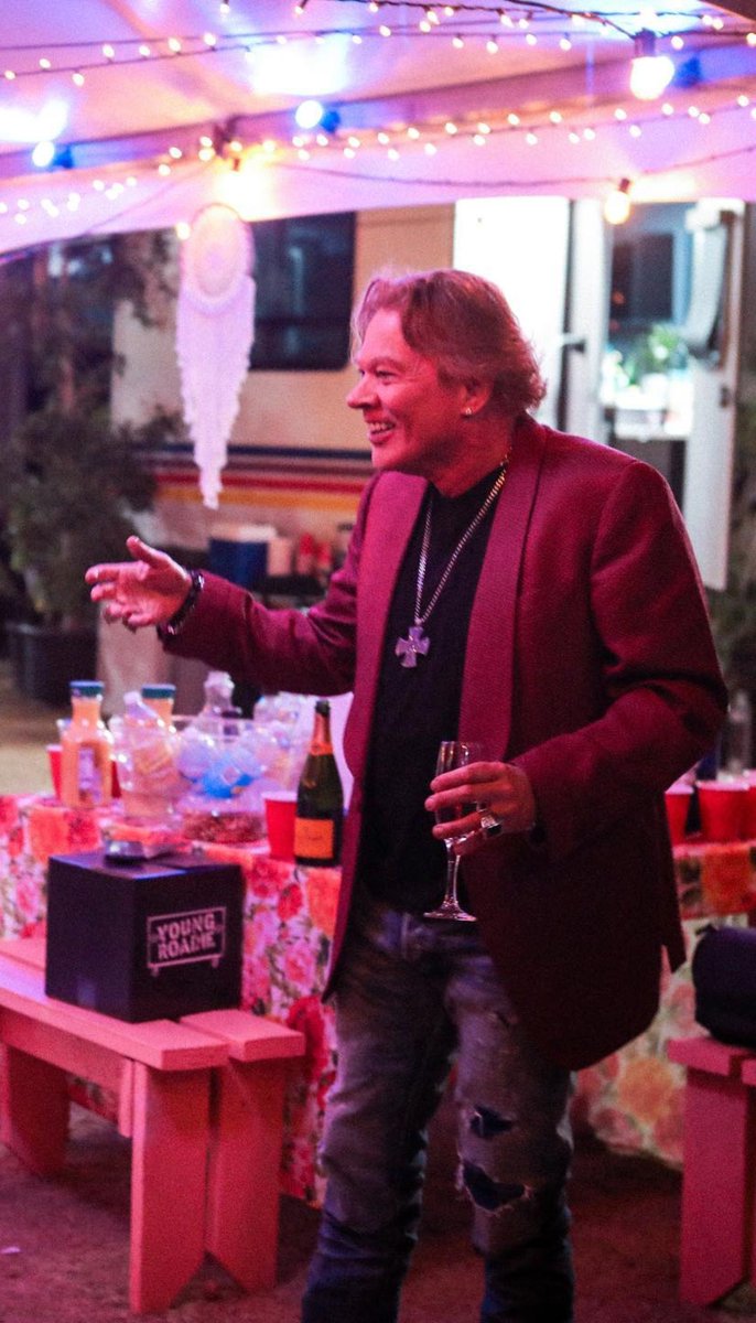 axlstan_'s tweet photo. Jurídico Axl Rose de vermelho ❤️🔥 https://t.co/NYCSq32FX6