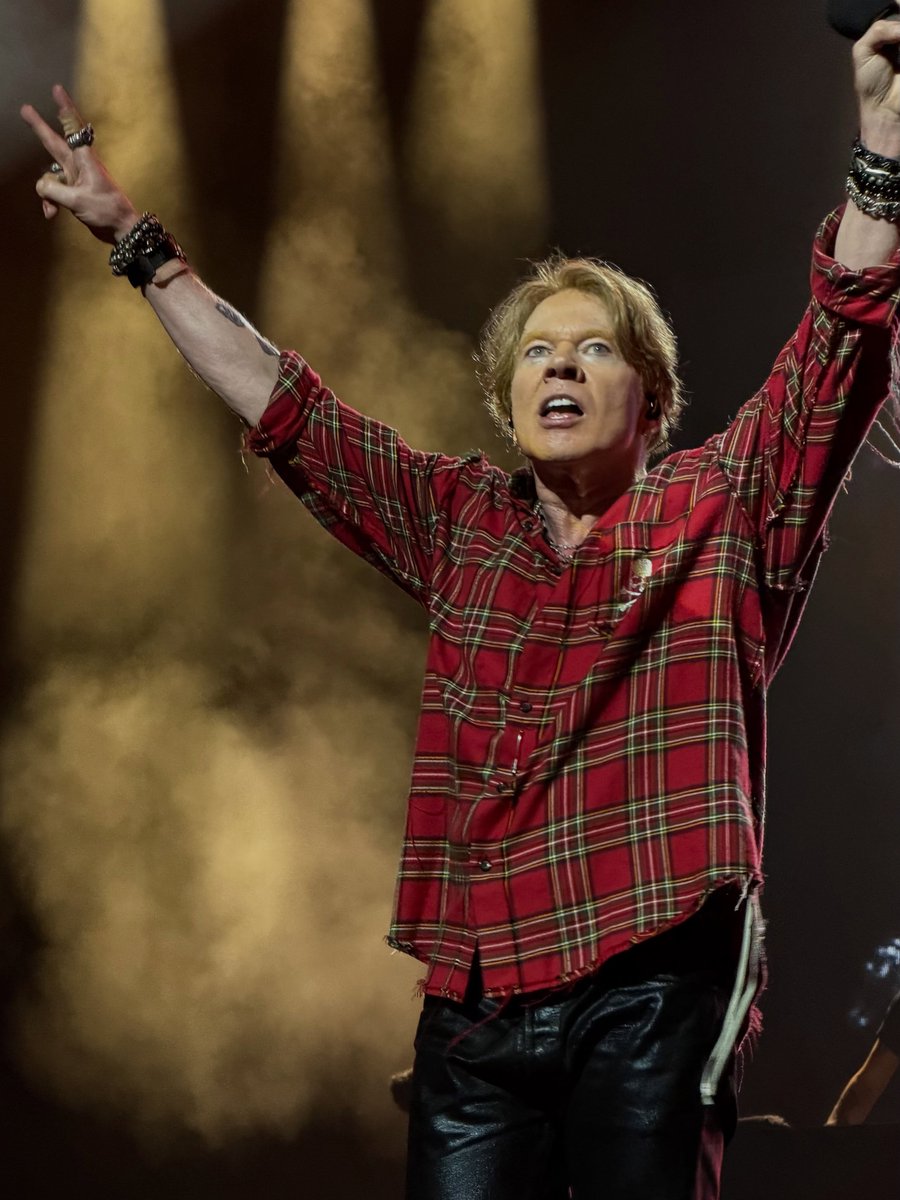 axlstan_'s tweet photo. Jurídico Axl Rose de vermelho ❤️🔥 https://t.co/NYCSq32FX6