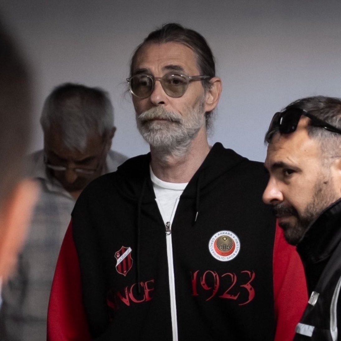 darkwebhaber's tweet photo. Fatih Altaylı: Erdal Beşikçioğlu'nun uyuşturucu testi için alınan örneklerde "esrar" çıktı.

Şaşırdık mı!

Ne yalan söyleyeyim şaşırdım.

Hani sanatçı, artist taifesinde biraz "ot" çıkması belki kimseyi şaşırtmaz ama siyasete girmişsin, belediye başkanı seçilmişsin, bir ilçeyi temsil ediyorsun.

Bırakırsın değil mi!

Hadi o zaman bırakmadın.

Partin yargı kuşatması altında. Her an gözaltına alınman mümkün. Hiç değilse biraz ara verirsin. Yani bir nebze izanın var ise.

Vermemiş.

Hadi o ot içmiş.

Ya yardımcısı. Etimesgut Belediye Başkan Yardımcısı da gözaltında ve onun uyuşturucu testinde de "kokain" pozitif çıkmış.

Yuh artık ki ne yuh.

Hatta höst.

AK Parti çalışanı arabasında "pudra şekeri" çekiyor diye demediğimizi bırakmadık hep birlikte.

En azından kamu görevi yapmıyordu, partide çalışıyordu.

Ulan, siz kamu görevlisisiniz.

Üstelik de kuşatılmış bir partinin mensubu olarak o görevi yapmaya çalışıyorsunuz.

Bu kadarı olur mu!

Tabii CHP'ye de helal olsun.

Nereden buldunuz bu adamları yahu.

Çok mu aradanız bu keş taifesini.

Uyuşturucu müptelasını belediye başkanı ya da başkan yardımcısı yapmayacak bir test var.

Hatta acaba tüm üst düzey kamu görevlilerine uyuşturucu testi mi yapılsa?

Belediye başkanlarından başlayarak.