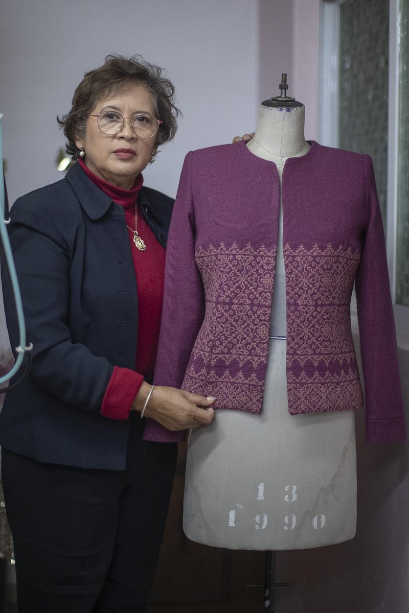 galvanochoa's tweet photo. 🔴 Díselo a Claudia
➡️ Asunto: artesanas textiles

Por primera vez, una mujer llega al puesto de máximo poder y capacidad, donde antes andaban hombres con trajes muy estilizados, acartonados y remotos. Sus esposas en #Chanel o #Gucci. Tal vez para Claudia fue una opción personal el conjuntar a su costurera con las artesanas textiles de #México. Representan estos vestidos, pantalones y blusas una propuesta de imagen para la mujer en el poder muy importante para todas las mujeres de México. Felicidades a su costurera y a las artesanas por sus creaciones hermosas. Abrazos para nuestra estimada y querida Presidenta.

Sue Lancaster, San Luis Potosí

✒️ https://t.co/eOuVIGekUJ