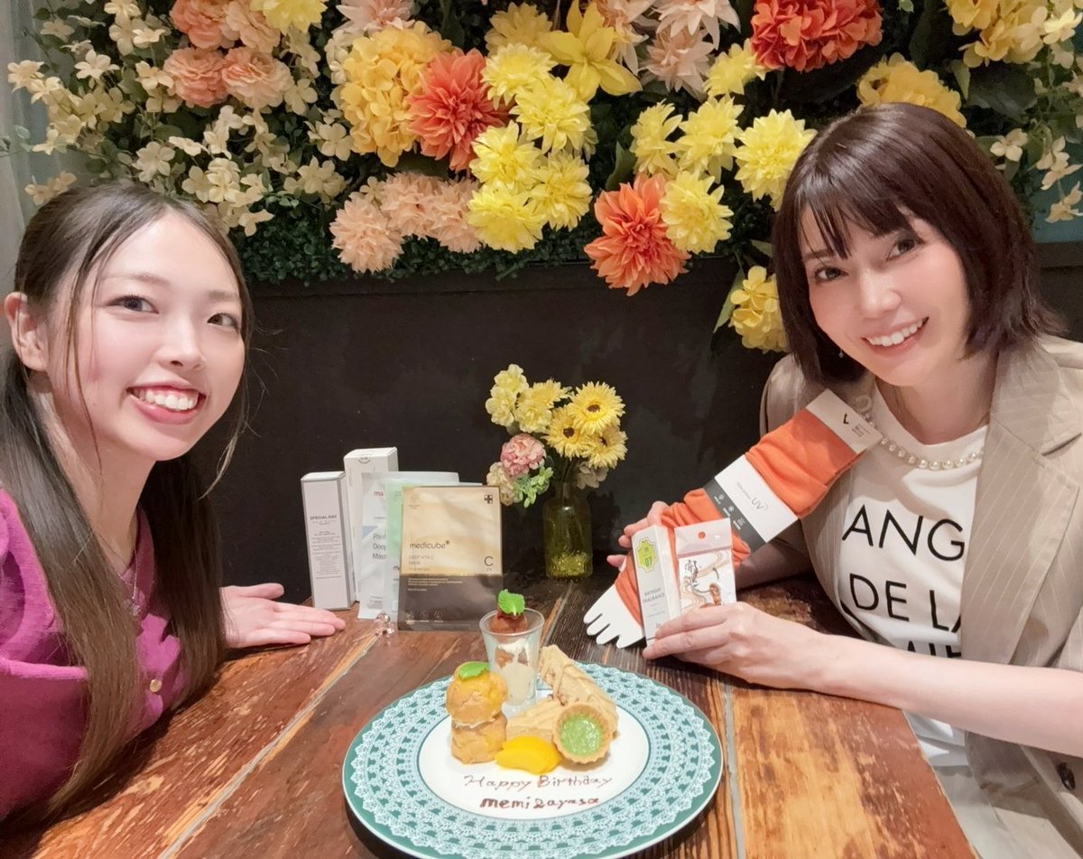 87MEMI's tweet photo. 昨日も資料作り終わってから会食で🎂お祝いして貰い🙏
今日はAYASAちゃんと合同お誕生会でアジアンビュッフェ🩷🧡２人とも初めての麻辣湯作ったりプレゼント交換したり🎁楽しかった🤗その後も盛り沢山動いて帰宅後リモートミーティング先程終了✨今日も良い１日に感謝🍀
何があっても8月楽しむのです😊 https://t.co/Lnm5BPwWdf
