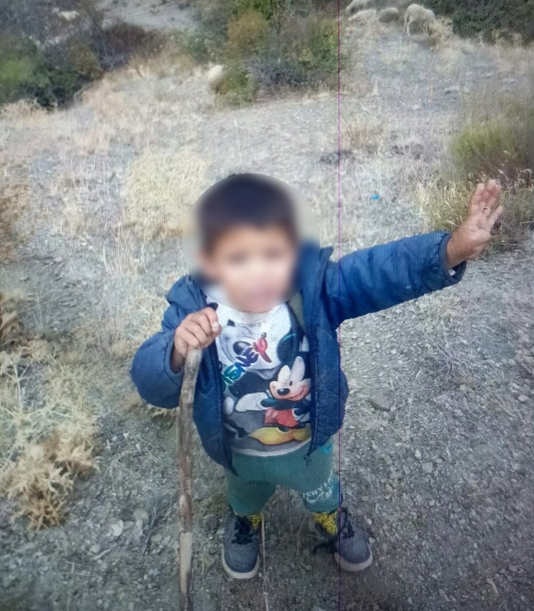 onedio's tweet photo. Afyonkarahisar’da yüksekten düştüğü iddiasıyla hastaneye kaldırıldıktan sonra hayatını kaybeden 4 yaşındaki Y.E.Y.’nin cinayete kurban gittiği ortaya çıktı.

📌 Soruşturma kapsamında üvey baba “kasten öldürme”, dede ise suçluya yardım etme ve delil karartma suçlamasıyla tutuklandı.
📌 Dedenin ifadesinde, üvey babanın çocuğu kucağında eve getirip “Bir iki tane vurdum, bayıldı. Şuna bir bakın” dediğini anlattığı öğrenildi.
📌 Ayrıca, çocuğun annesinin olaydan yalnızca 3 gün sonra, cinayet şüphelisi olan üvey baba ile resmi nikah kıydığı ortaya çıktı.