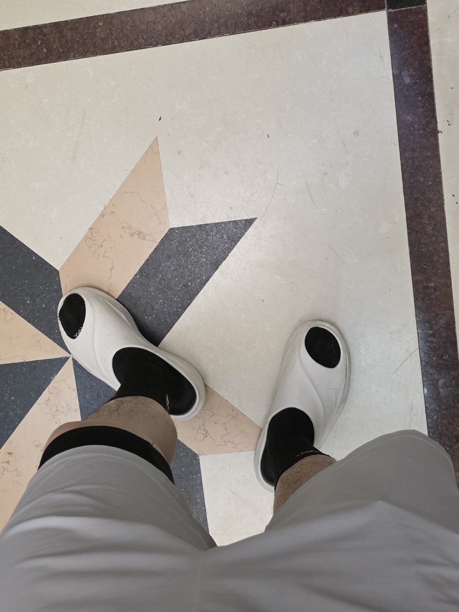 Youlvant1S's tweet photo. 骚狗跪在爸爸的黑袜面前，抱着爸爸的裆部使劲吸，帮爸爸把裤子慢慢脱下来，露出里面的鸡巴，喜欢被爸爸的鸡巴甩脸吗？嗯？摁着骚狗的头，把你的嘴当飞机杯艹！ https://t.co/NKW3U8l5T8