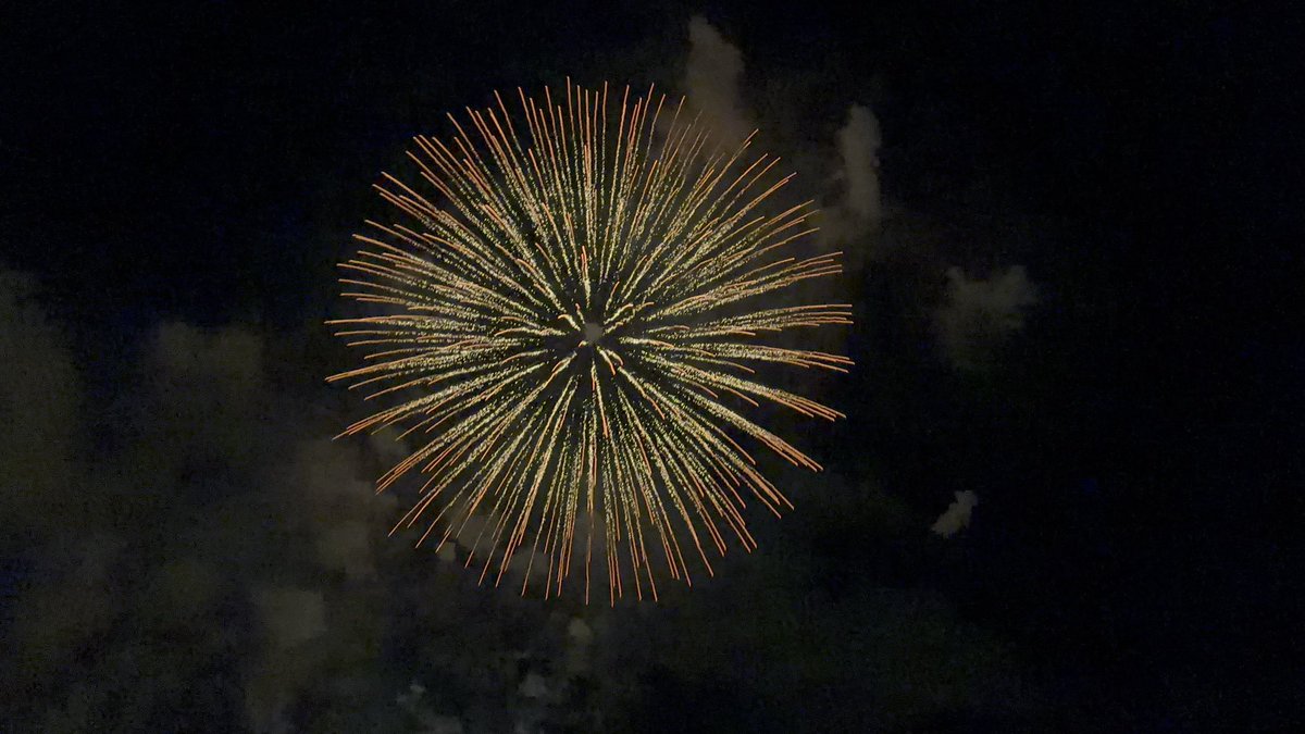 reen_pon1234's tweet photo. 去年に引き続き息子と2人で
びわ湖大花火大会へ🎇

スマホの画角に全然収まらないくらい
大迫力でめっちゃ感動🥹✨

息子にすでに来年も行きたいと
言ってもらえたので
息子との恒例デートになりそう🫶 https://t.co/MMvBtk3jBo