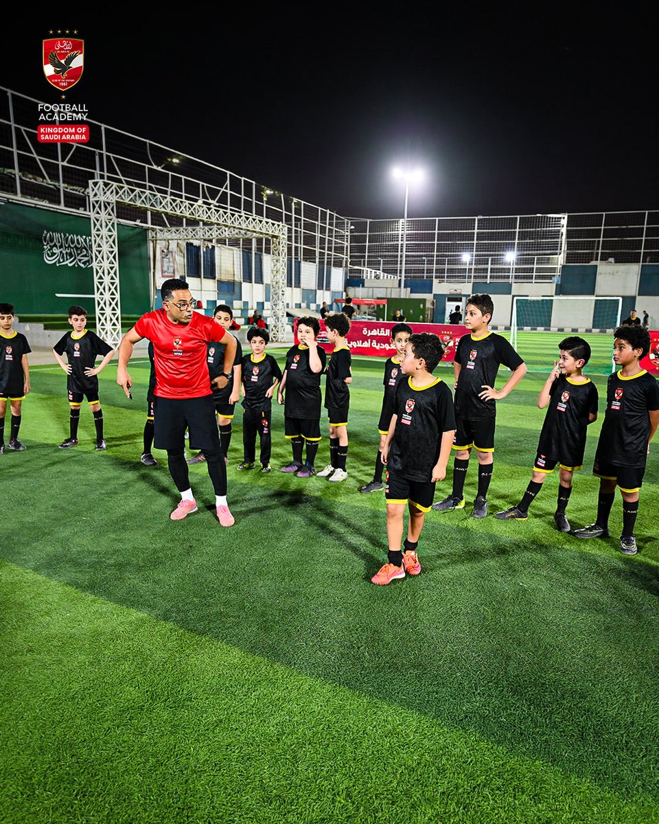 AlAhlyAcademySA's tweet photo. كل بطل كبير بدأ برؤية وهدف صغير، وكل اللي كان محتاجه هو المكان الصح اللي يثق فيه. سجّل لابنك في أكاديمية النادي الأهلي بالمملكة. https://t.co/WvnVes2jfG
