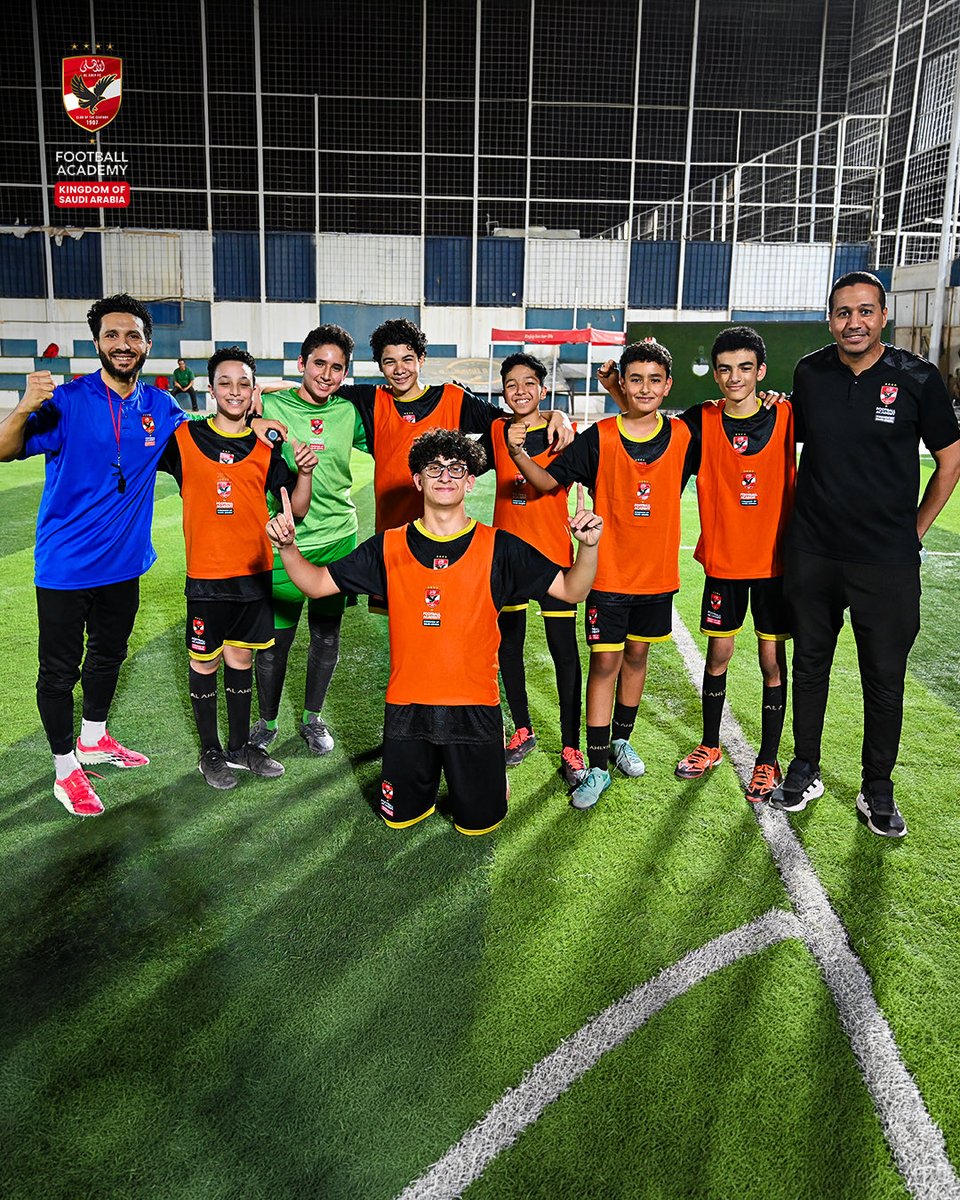 AlAhlyAcademySA's tweet photo. كل بطل كبير بدأ برؤية وهدف صغير، وكل اللي كان محتاجه هو المكان الصح اللي يثق فيه. سجّل لابنك في أكاديمية النادي الأهلي بالمملكة. https://t.co/WvnVes2jfG