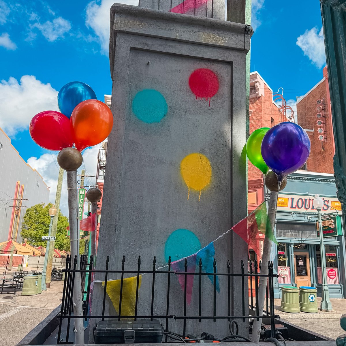 OrlandoInformer's tweet photo. New details are spreading through Downtown Clowntown for Halloween Horror Nights. 🎈🤡 #HHN35 https://t.co/sLsBJLqAYJ