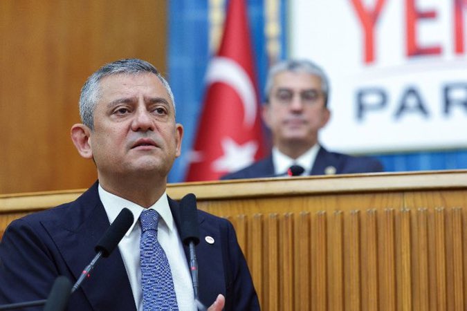 dailyyep's tweet photo. Özgür Özel: (Çerçeve Yasa hk.)

 “İmza atma çabamız yok.

Genel kurula geldiğinde ilk günden beri takındığımız tutuma uygun davranacağız.” https://t.co/v1h0cCMOXo