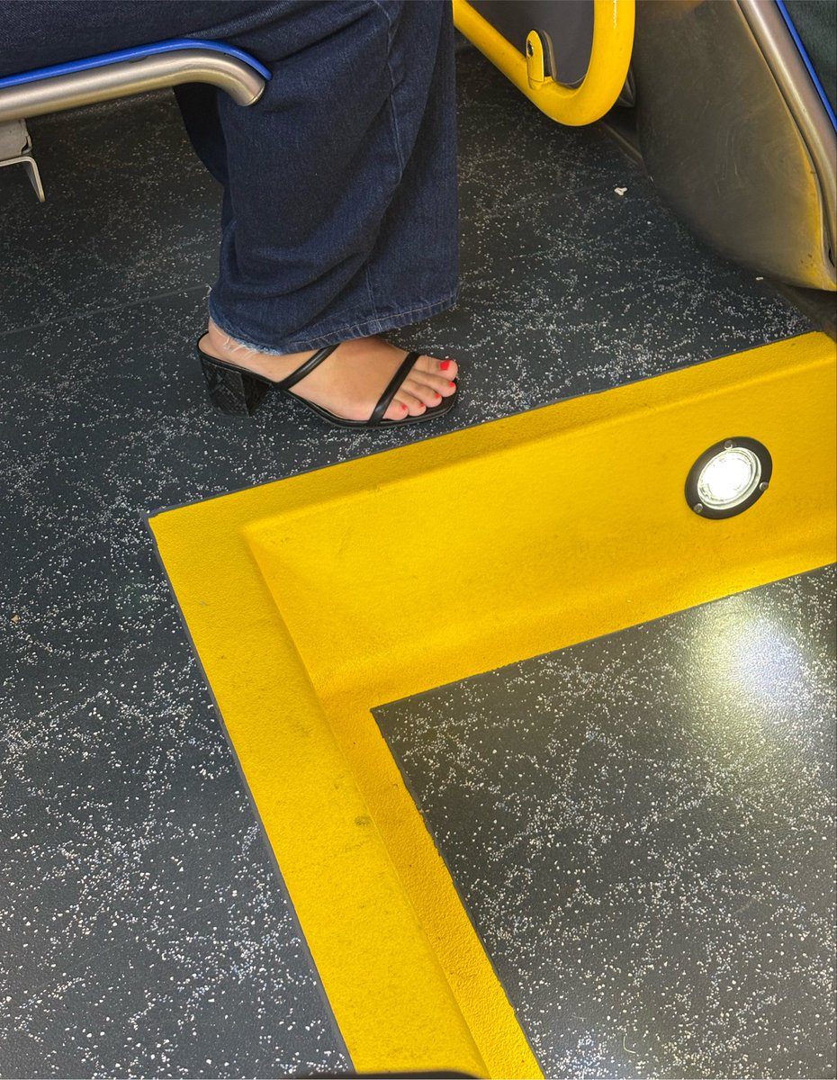 luvcreepin's tweet photo. #feet https://t.co/K6Yhc94GyQ