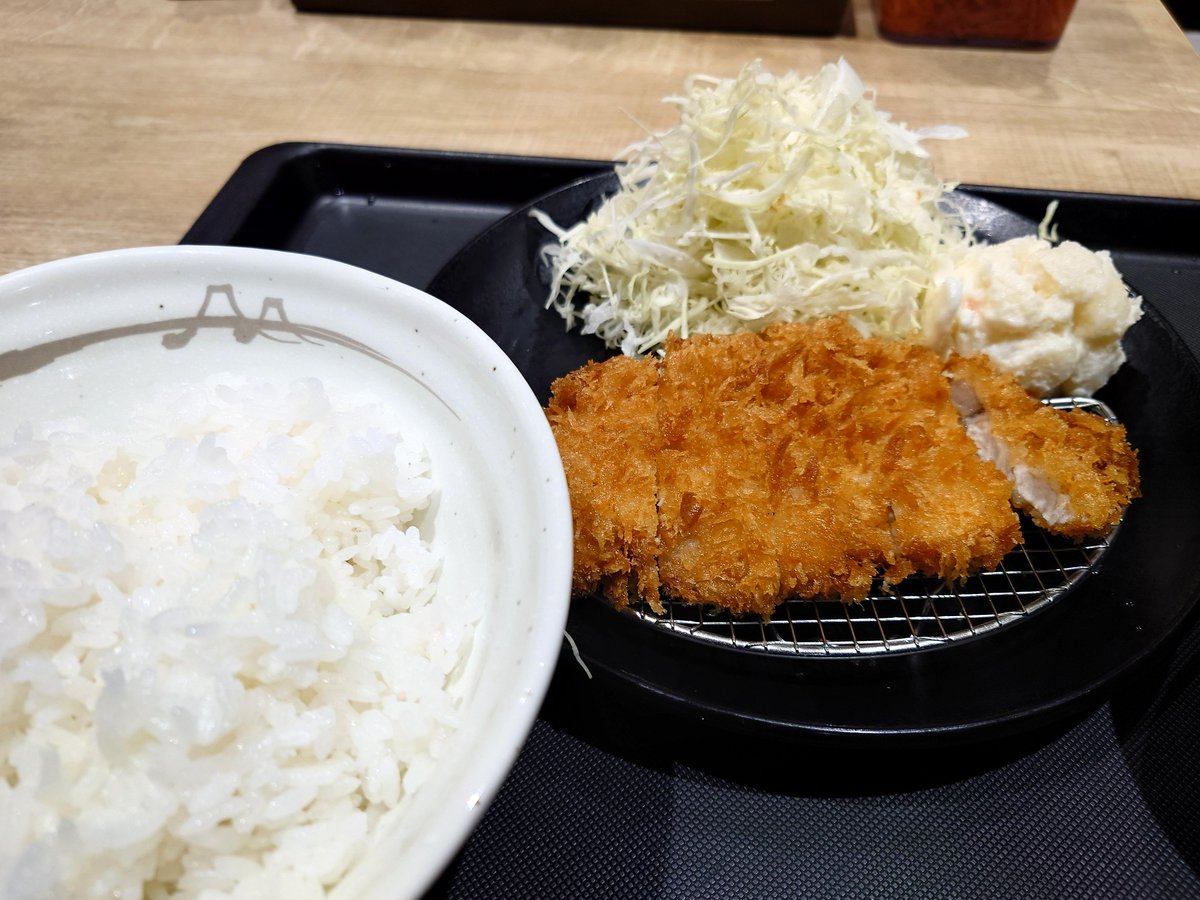HNZ5314's tweet photo. この時間でもロースかつ定食ポテサラ付きが600円で食べられる松のや、もはや福祉施設やろ https://t.co/4uutZpN70O