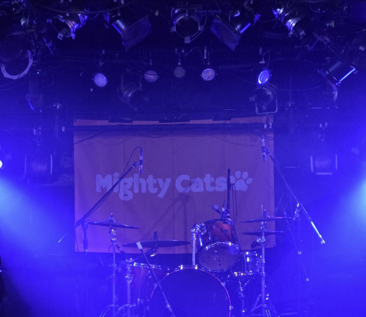 merveilles2001's tweet photo. 今日はPHASEでBEATNUTSで、Mighty Cats 1st mini Album 「オレンジ」 Release Tour "迸る足跡"ツアーでした。改めてではあるけど、平日7バンド、25分ステージ、出順は非公開。良し悪しは別としてコレがBEATNUTSよね🤣
17:30スタートでミッドナイトシープとPaper moon Endrollは見れず。
#NOELFRAISE 最初は硬いと言うかよそ行き感が見えたが徐々にノエルらしさ出てスッキリしたライブでしたね🤩
#NiCK お互い成長した姿を見せよう!はいい言葉だったわ🥰俺はそれがいつからかは分からんが、今日のNiCKが前回よりも絶対に良いと思えたので、昨日見れなかった分の回収どころかプラスになったと思っている☺️
#シノカ ひっさしぶりにPHASEで見た😆正確にはわからんけど、俺、シノカかサニガがBEATNUTSで見てる回数が1番多いはずなんで、今日凄くいい気分になったし、なんていうか"そこに立っている"って大事なんよね。
#urei ただいまじゃない、って言葉(感情を聞いたのは珍しいというか、リアルな気持ちを聞いた気がした😂そんなureiの音楽は常に元気もらうと言うか、本当にニコニコになるんですよね😉
#MightyCats 初見でした。偶然ちゃ偶然なんだけど、今日という日に広島のバンドのライブを見る。なんなら先週行ったばっかのALMIGHTYのバンド😁本心で言うと予想外にポップでかわいい音楽でした😍こんな清々しい締めくくりもアリよね。俺自身、広島のバンドをあまり知らないけど、アトリエ、アスノの感じからするとわりと多いのかね?