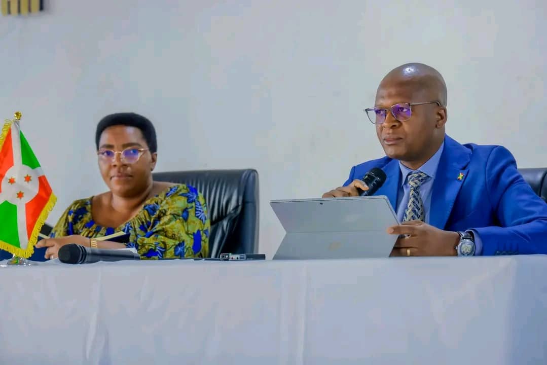 VisionBurundi's tweet photo. Toutes les provinces et communes du 🇧🇮 recevront + de 944 milliards BIF dans le cadre du budget 2026-2027. Selon @NtahontuyeN, cette réforme permettra de rapprocher les services publics des citoyens, de simplifier la gestion administrative et de renforcer le développement local https://t.co/XmPF2nrfe8
