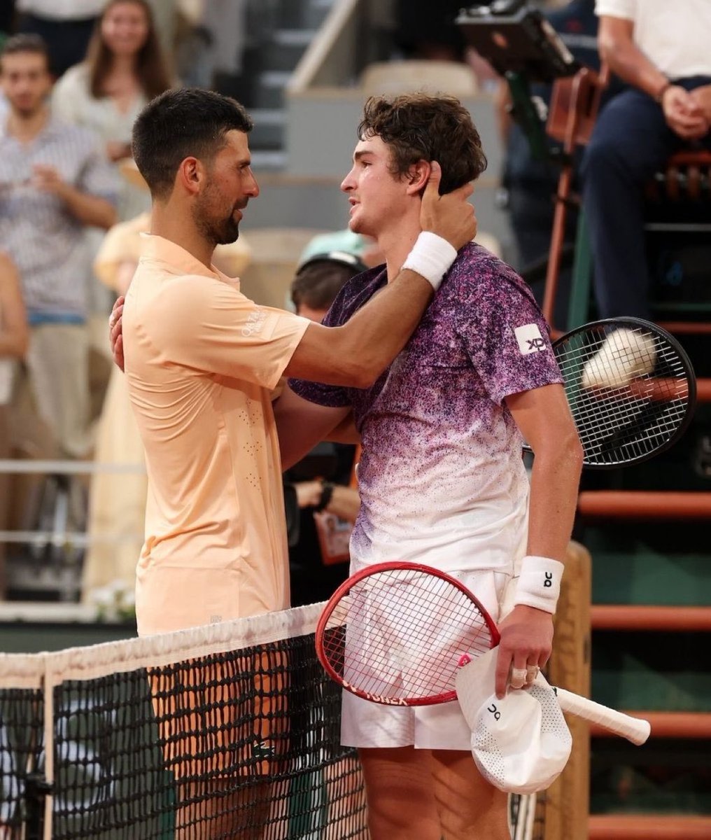 Tennis4Ar's tweet photo. 🎙️ جواو فونسيكا عن مقترحات نوفاك دجوكوفيتش لتغيير نظام تسجيل النقاط في التنس:

«أعتقد أنه يقول ذلك بسبب حالته البدنية… إنه يتقدم في العمر». 😂
فونسيكا أشار إلى أنه سبق أن لعب بنظام 4 أشواط لكل مجموعة في بطولة Next Gen، وحقق نتائج جيدة، لذلك لا يمانع النظام الجديد.
لكنه يرى في الوقت نفسه أن لعب المجموعة حتى 6 أشواط جزء أساسي من تاريخ التنس وتقاليده، وأن تغيير النظام قد يفقد اللعبة جانبًا من طابعها الكلاسيكي.
📍 المصدر : تصريحات فونسيكا في المؤتمر الصحفي ببطولة مونتريال.