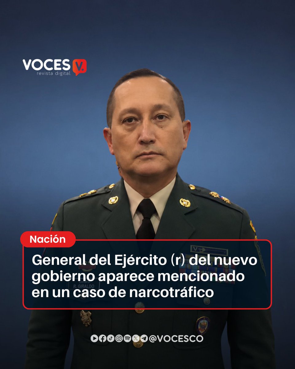 vocesco's tweet photo. #Voces | El mayor general (r) Wilson Neyhid Cháwez Mahecha, designado por el presidente electo Abelardo de la Espriella para liderar el proceso de empalme del Ejército Nacional, fue mencionado en uno de los expedientes de la Fiscalía relacionados con la red criminal de alias Matamba, narcotraficante que lideró una estructura vinculada al Clan del Golfo.

La información fue revelada por una investigación periodística que reconstruye las interceptaciones y documentos del caso, en los que el nombre del oficial aparece en conversaciones atribuidas a integrantes de la organización criminal. Sin embargo, la Fiscalía aclaró que el general nunca fue vinculado formalmente al proceso penal ni existe imputación alguna en su contra. 

De acuerdo con el expediente, las referencias al entonces comandante de la Tercera División del Ejército surgieron en conversaciones interceptadas por la Fiscalía, en las que integrantes de la organización de alias Matamba discutían la posibilidad de hacer llegar información al mando militar. No obstante, el ente investigador concluyó que esas menciones no fueron suficientes para abrir una investigación formal contra el oficial.

Wilson Cháwez fue presentado por el gobierno entrante como el responsable del empalme del Ejército dentro del proceso de transición en el sector Defensa. Su designación formó parte del equipo de generales retirados nombrados por Abelardo de la Espriella para preparar el relevo institucional antes de la posesión presidencial.