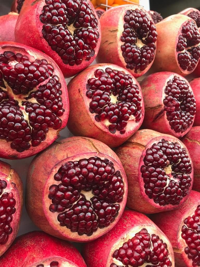 Lab_for_Men's tweet photo. Best foods to improve blood flow and erection quality:

• Beetroot (highest natural nitrates)
• Pomegranate (nitric oxide booster)
• Dark chocolate 85%+ (opens blood vessels)
• Watermelon (citrulline → nitric oxide)
• Garlic (allicin dilates arteries naturally)

Eat these weekly. 
Better blood flow is better performance. 
Every time.