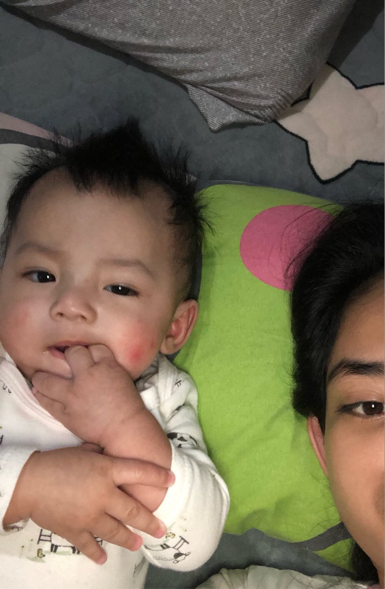 namakudiazfa's tweet photo. awalnya aku paling gabisa ngajak main anak kecil apalagi sambil ciluk baaa dan semacamnya soalnya kek ngerasa malu aja hahahahaha, tapi semenjak ada bayi ituhhh aku jadi no gengsi gengsi bahkan suara jangkrik berenang pun aku tiruin 🥰 https://t.co/ATbCOT16mj