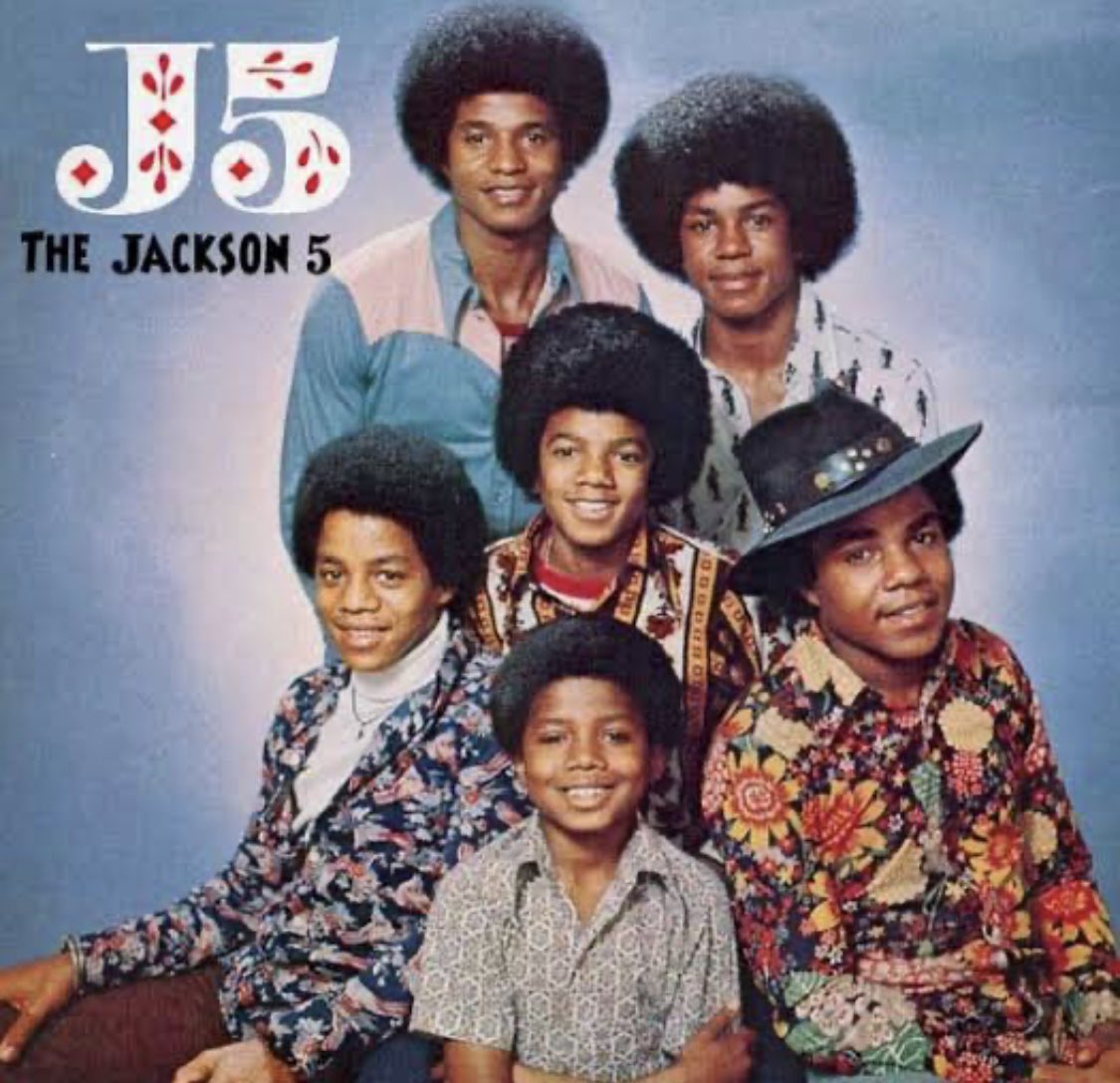 ppgr_0326_bill's tweet photo. DRMビハインドで感動したのはこのお二人の表情…

ジャクソン5のジャケ、一番下にいるのランディのはずだけど面影あるよね。
50年くらいの時空と国を超えて日本でI Want You Back踊る若者を見る目は慈愛に満ちていたね… https://t.co/A6Lg8GAOk0