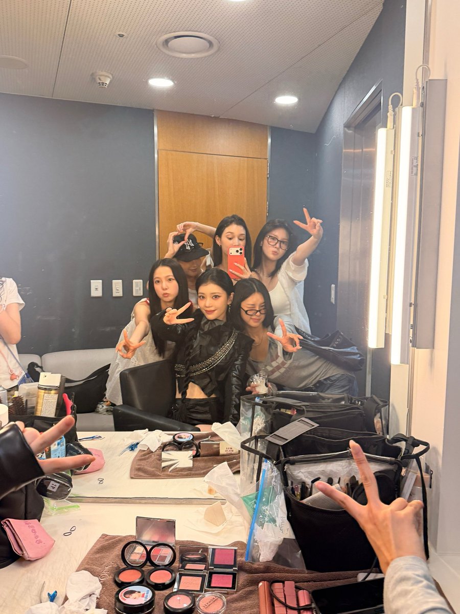 crwndxt2's tweet photo. kep1er &amp; mashiro going to support xiaoting for her solo debut stage😭😭😭 no bond stronger than the one these girls have https://t.co/CtLiXvAawS