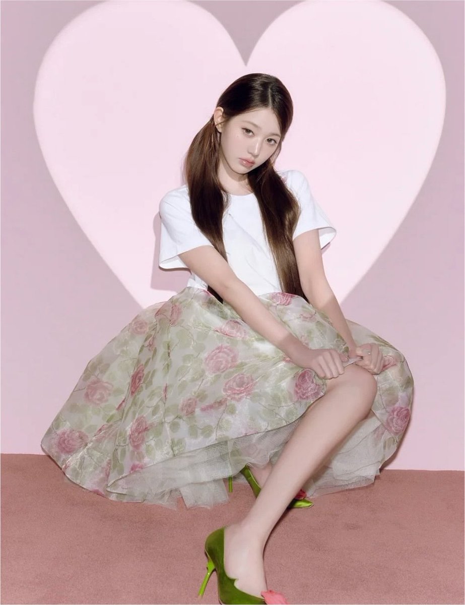 DiveBasee's tweet photo. IVE's Wonyoung replies to a fan who has concerns about her weight :

My adorable fan is so focused on her appearance that there's a 99% chance she only looks that way to herself. [...] I hope you love yourself more and look at yourself thinking, "I'm beautiful just the way I am". https://t.co/CXjielYfbS