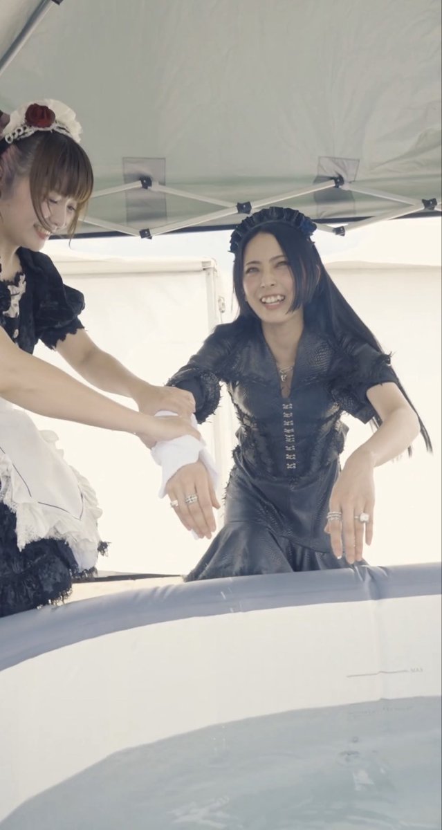 bouyatetsuya1's tweet photo. メイドさん達、プール遊び🏖️流行ってるのかぁ？？🤣

#bandmaid https://t.co/3khVXJFqQC