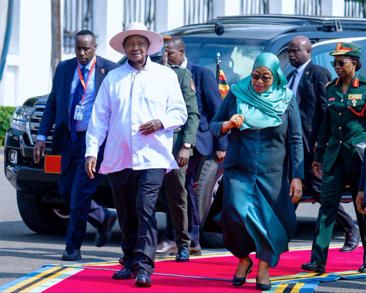 galchild30's tweet photo. H.E  Dr. @SuluhuSamia  Recieved and  welcomed H.E President @KagutaMuseveni   at State House Dar es Salaam. 

The visit aims to strengthen bilateral cooperation in trade, infrastructure , en regional peace en security within the EastAfrican Community @NRMOnline @NrmYouthleague https://t.co/zCavfwsjVE