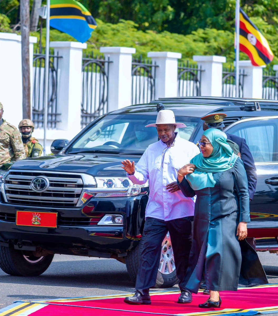galchild30's tweet photo. H.E  Dr. @SuluhuSamia  Recieved and  welcomed H.E President @KagutaMuseveni   at State House Dar es Salaam. 

The visit aims to strengthen bilateral cooperation in trade, infrastructure , en regional peace en security within the EastAfrican Community @NRMOnline @NrmYouthleague https://t.co/zCavfwsjVE